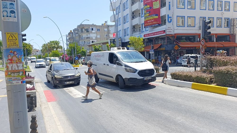 Yaya geçidinde kamyonetin çarptığı yaşlı kadın yaralandı