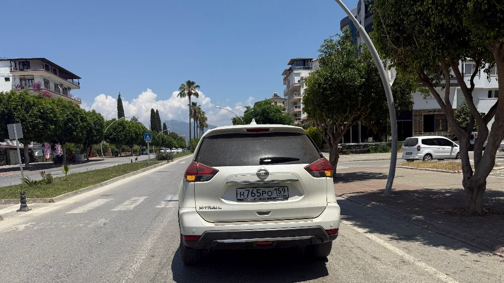 Yayaya yol veren araca çarpmamak için kaza yaptı