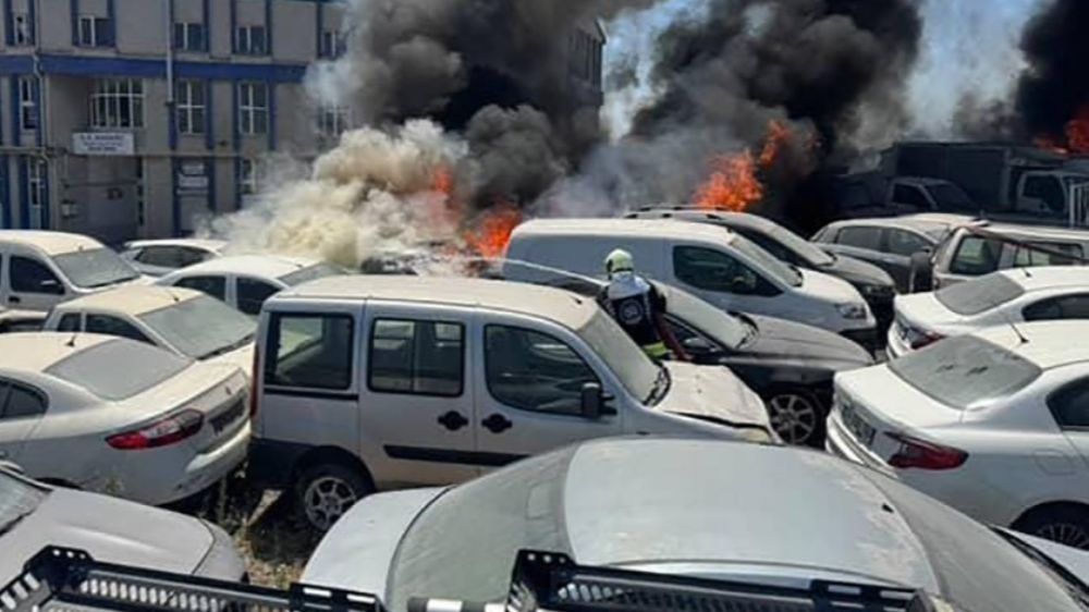 Yediemin otoparkında 10 araç alevlere teslim oldu