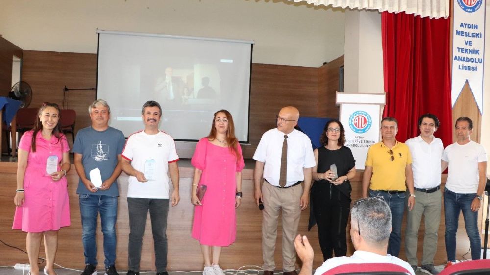 Yıl sonu toplantısında okuldan ayrılan öğretmenlere veda edildi