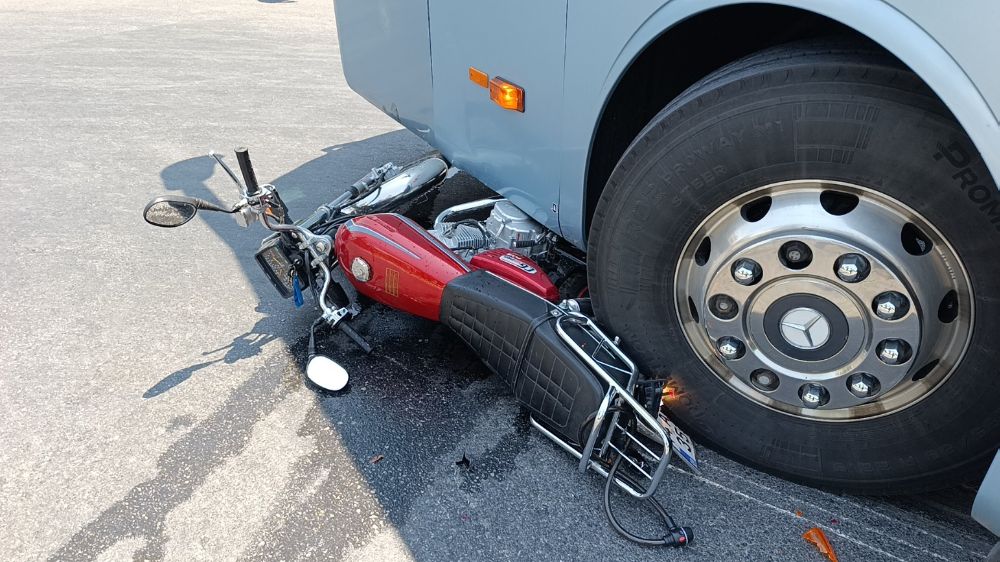 Yolcu otobüsüyle çarpışan motosikletli, lastiğin altında kalmaktan son anda kurtuldu