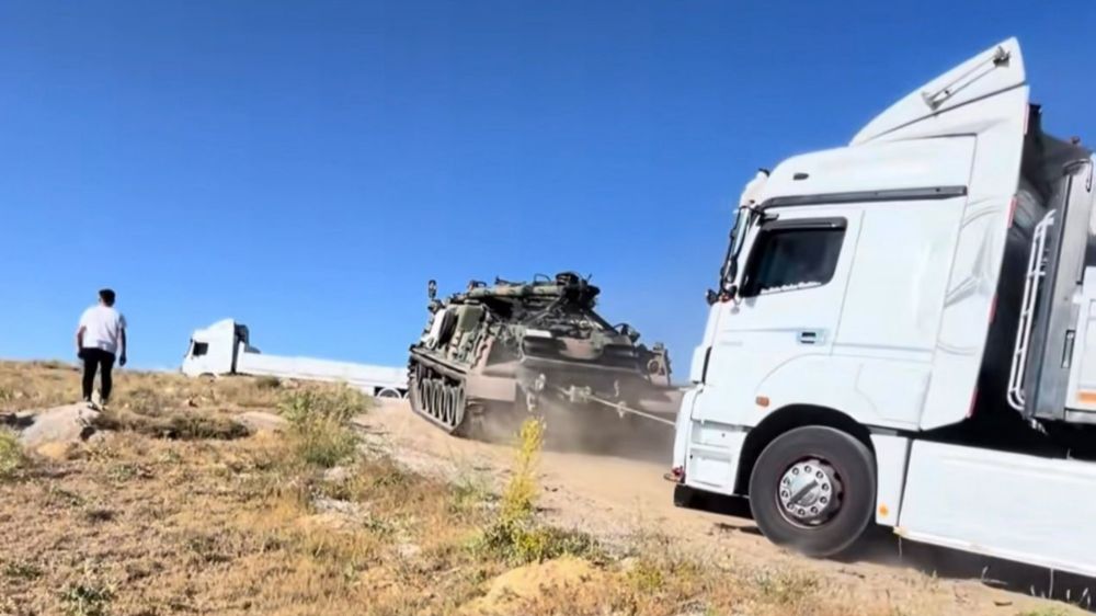 Yolda kalan tırların imdadına zırhlı tank yetişti
