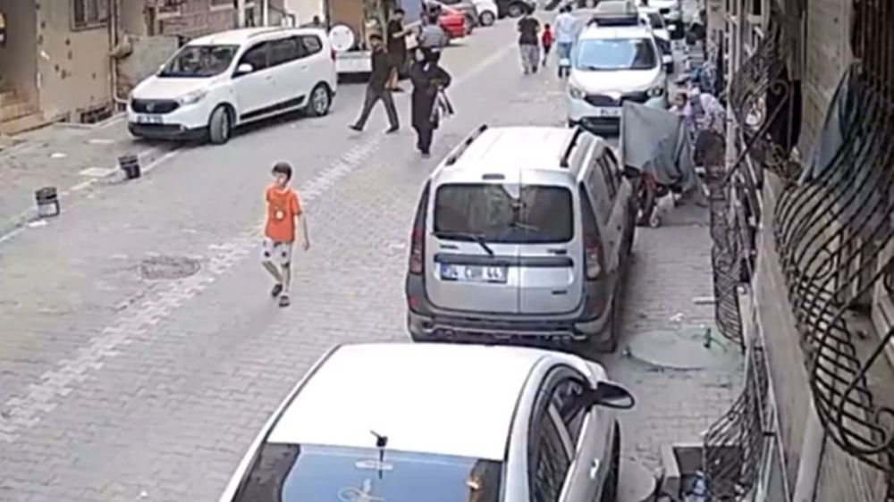 Yolda yürüyen kadın, hırsızın hedefi oldu; cebinden telefonu çalındı