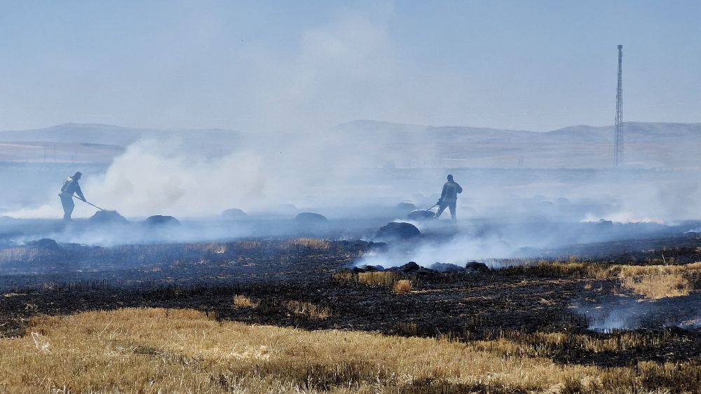 Yüksek gerilim hattına temas eden balya asansörü 40 dönüm tarlayı kül etti