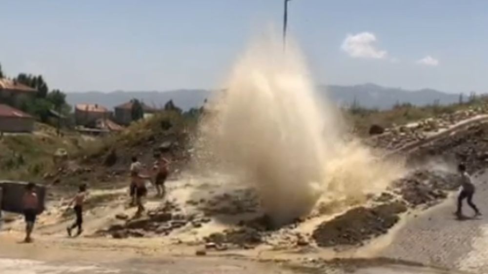 Yüksekova'da patlayan su hattı çocukların serinleme durağı oldu