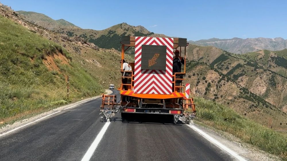 Yüksekova-Şemdinli karayolunda şeritler yenileniyor