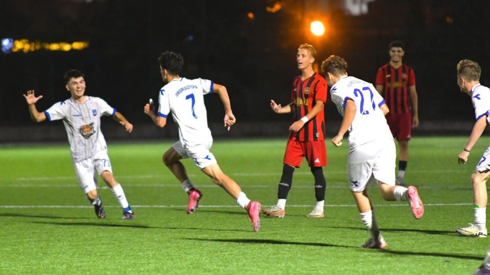 Yunusemre'nin U17'leri İzmir'de şampiyon oldu