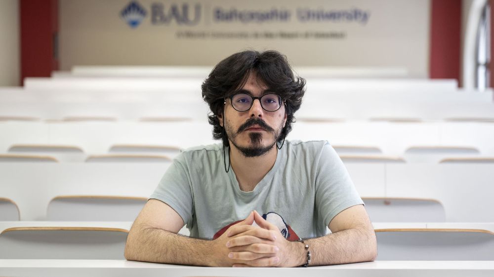 Yüzde 60 görme engeline rağmen önce YKS Türkiye şampiyonu oldu, şimdi de üniversiteyi birincilikle bitirdi