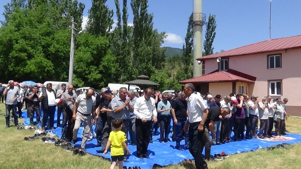 Yüzlerce kişi yağmur için avuçlarını semaya açtı