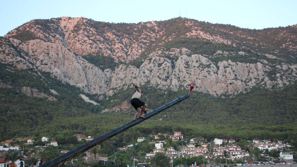 10 bin lira ödül için yağlı direğe tırmanan yarışmacılar hastanelik oldu