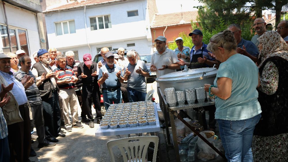  10 yıldır devam eden aşure ikramı bu yıl da sürdü