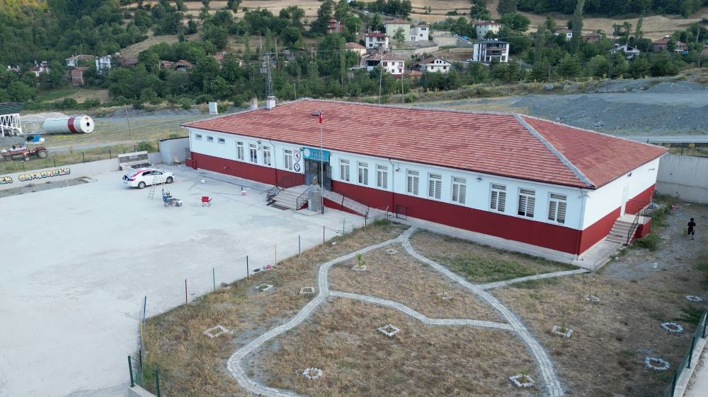 1965 Samsunspor Derneği, kırsaldaki ortaokulu kırmızı-beyaza boyadı