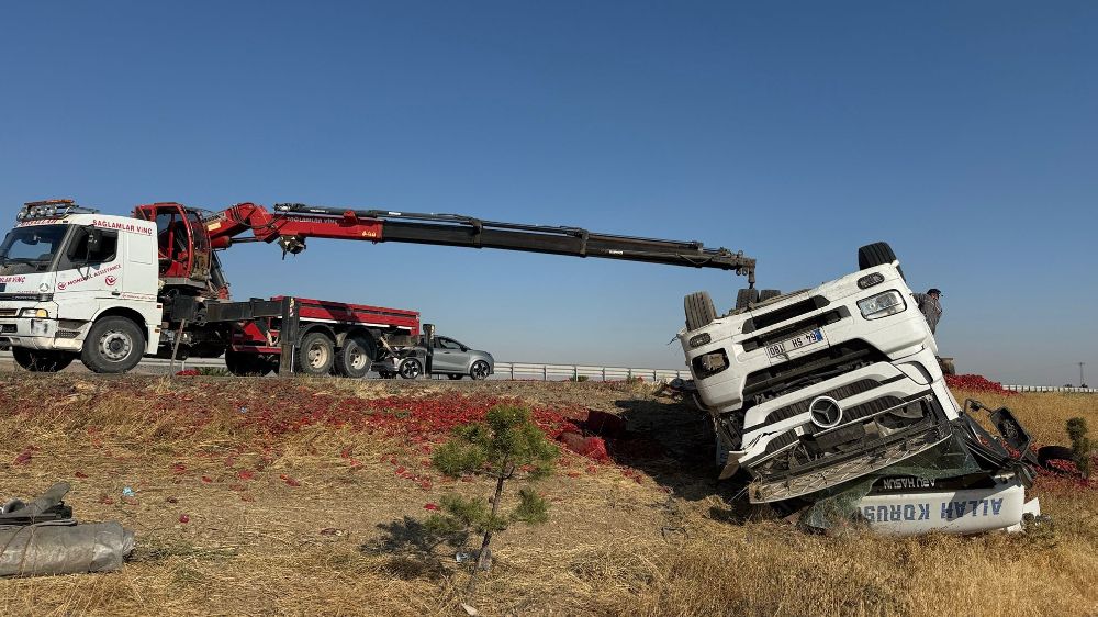 20 ton salçalık biber kazada çevreye dağılarak ziyan oldu