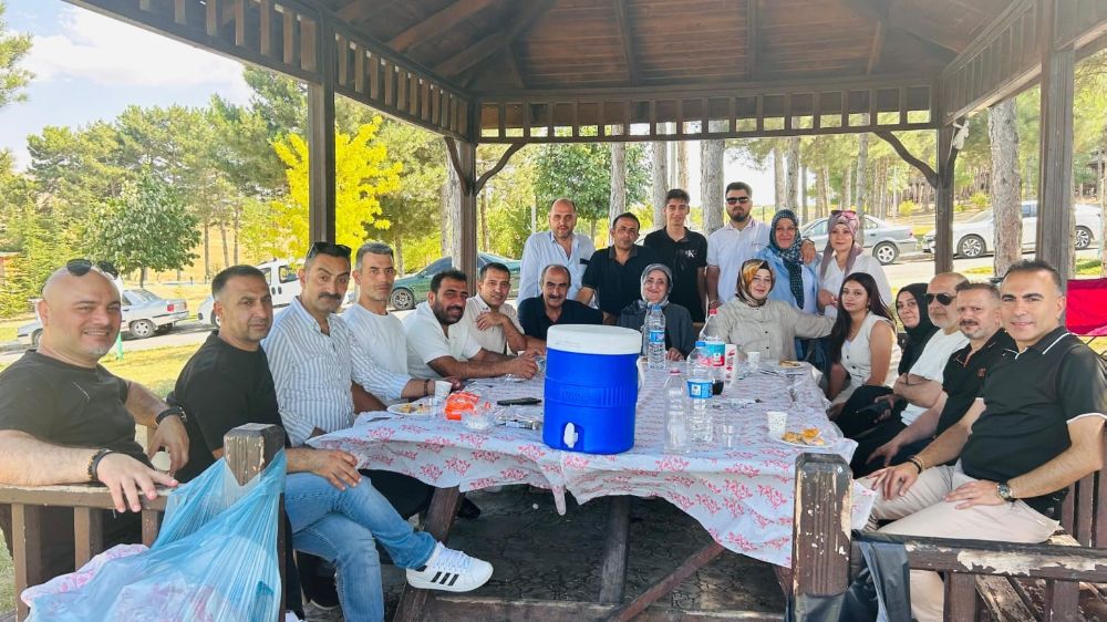  32 yıllık buluşma Ankara'da yaşayan öğretmenlerini Elazığ'a davet edip eski günleri yad ettiler