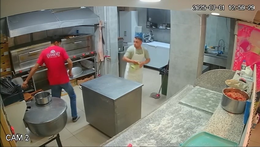 4.2 büyüklüğündeki depremde mağazalardan böyle kaçtılar