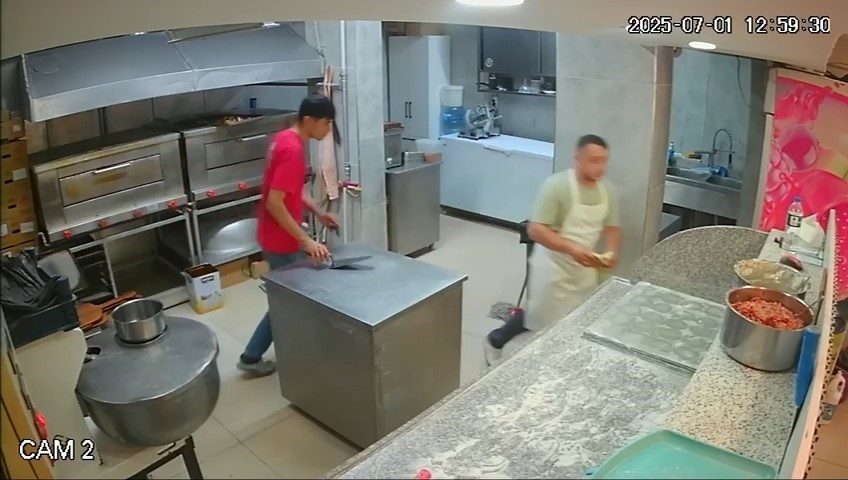 4.2 büyüklüğündeki depremde mağazalardan böyle kaçtılar