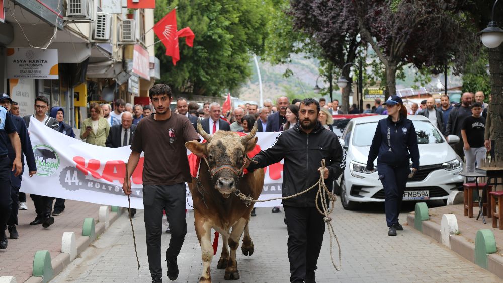 44. Kafkasör Festivali boğalı kortej yürüyüşüyle başladı