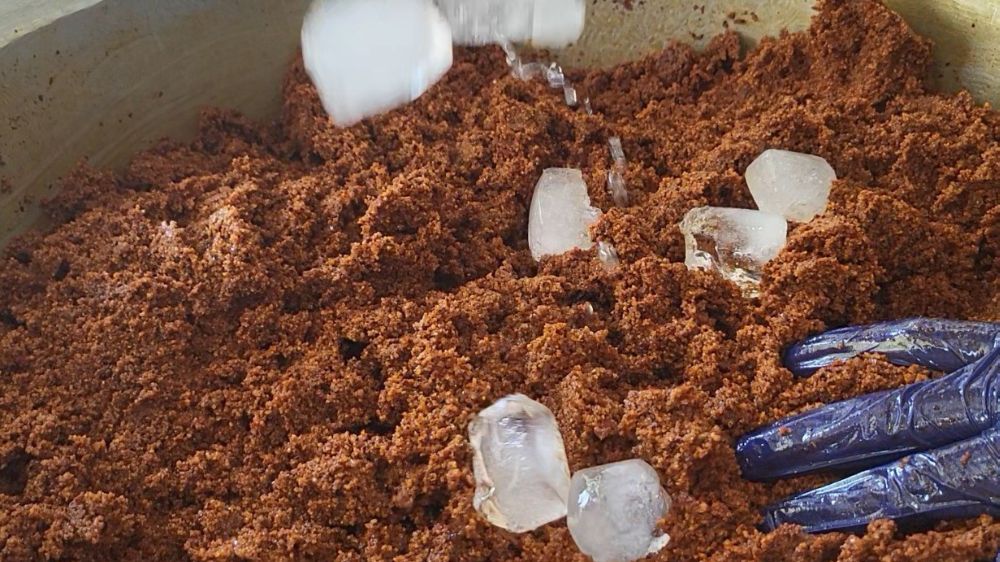  45 derece sıcakta çiğköfteler buzla yoğuruluyor