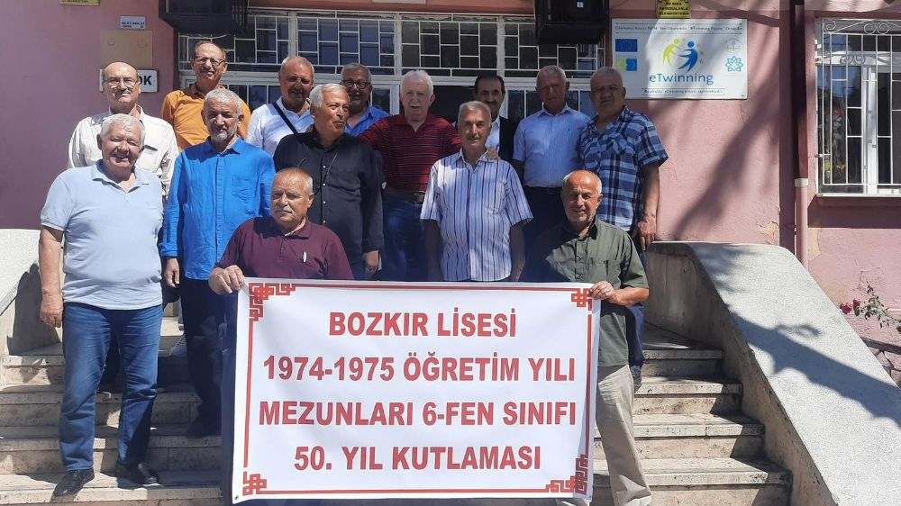50 yıl sonra mezun oldukları okulda buluştular