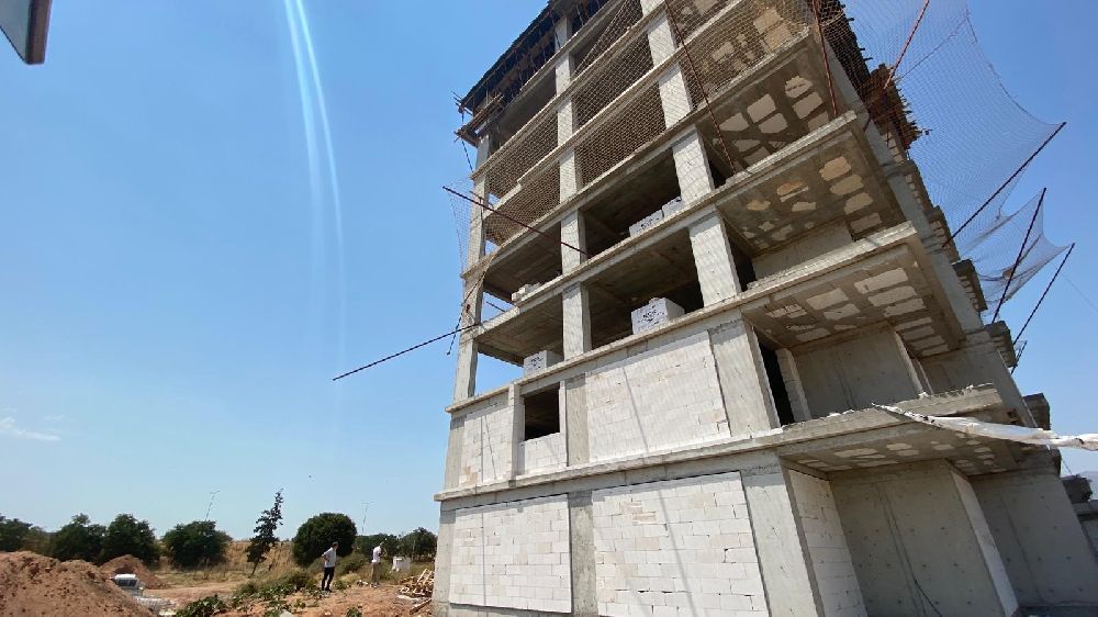 8. kattan düşen inşaat işçisi hastaneye kaldırıldı