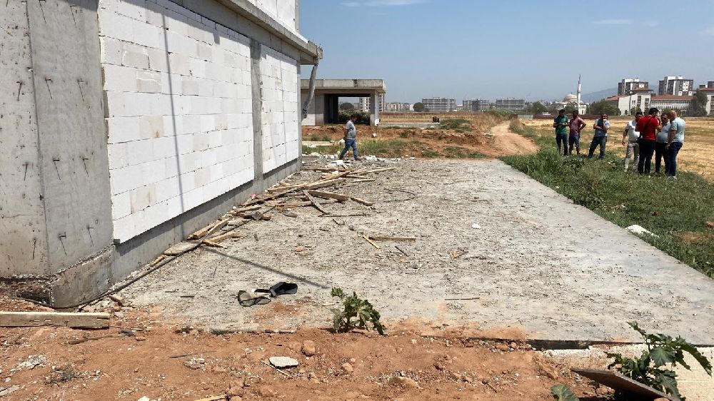 8. kattan düşen inşaat işçisi hastaneye kaldırıldı