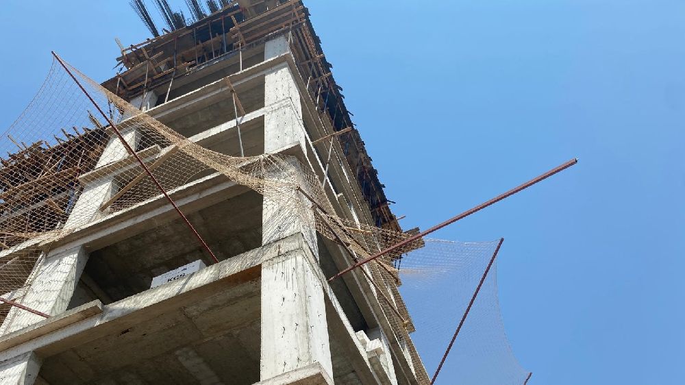 8. kattan düşen inşaat işçisi hastaneye kaldırıldı