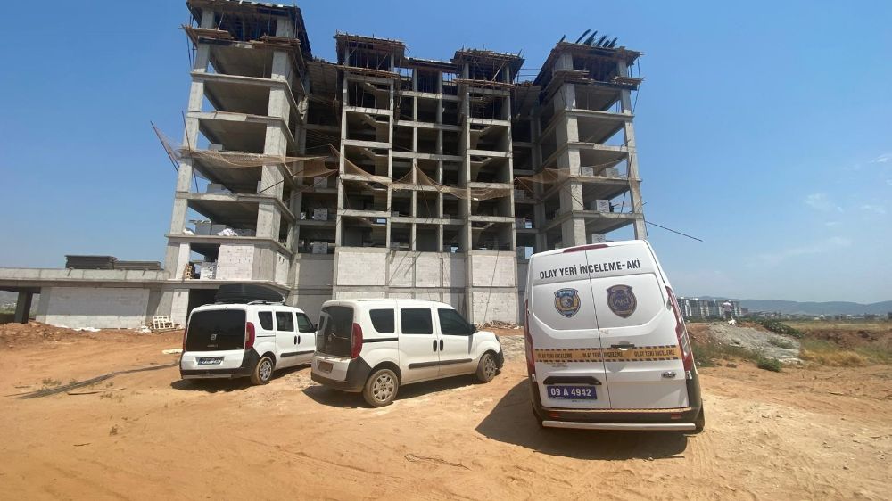 8. kattan düşen inşaat işçisi hastaneye kaldırıldı