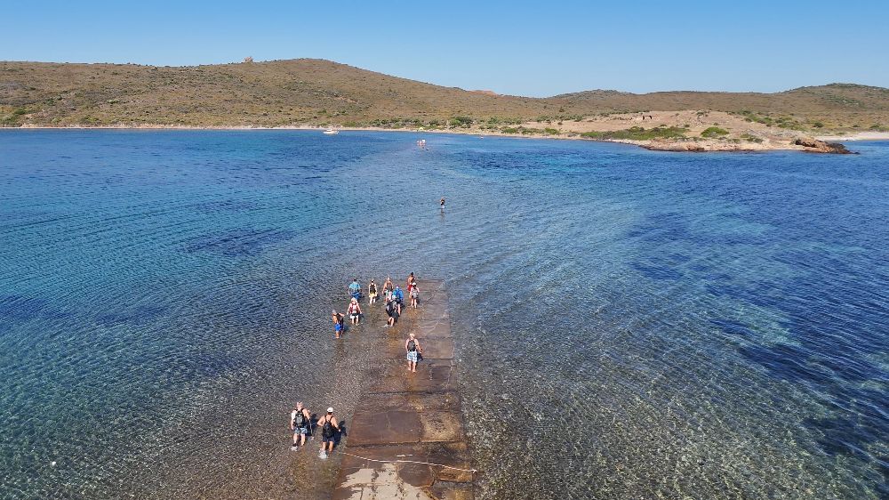 Adadan adaya denizden yürüyerek geçtiler