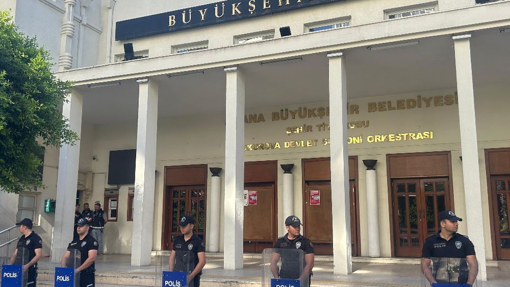 Adana Büyükşehir Belediye Başkanı Karalar gözaltına alındı, belediyede arama başlatıldı