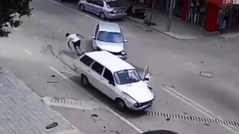 Adana’da sürücü kaza sırasında açılan kapıdan inip koşarak uzaklaştı