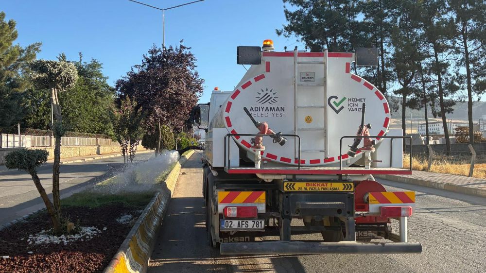 Adıyaman Belediyesi’nden yaz aylarında yeşil alanlara özel bakım