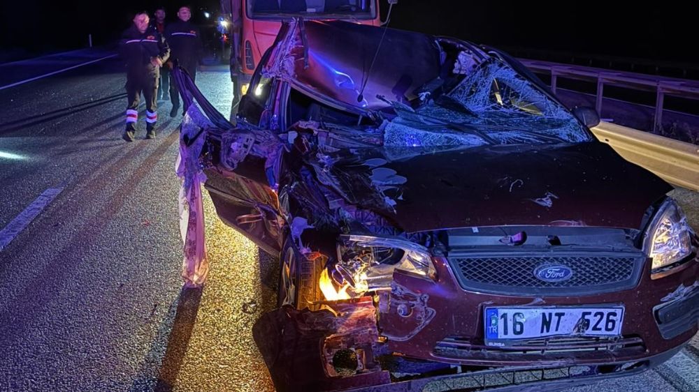 Afyon Sandıklı'da Tırla çarpışan otomobilde 4 kişi yaralandı