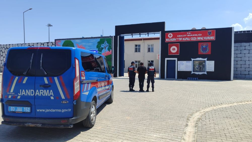 Afyonkarahisar'da çeşitli suçlardan aranan şahsı jandarma yakaladı