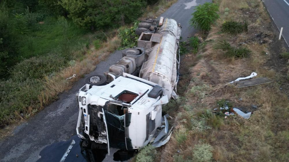 Afyonkarahisar’da sıcak asfalt yüklü tır devrildi