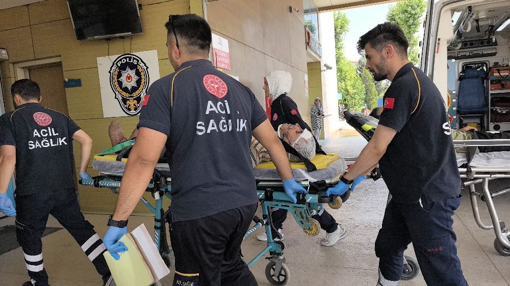 Ağaca çarpan otomobildeki 2 kişi yaralandı