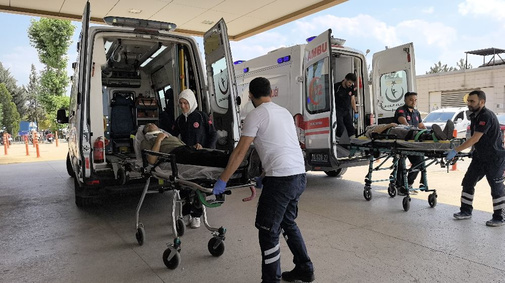 Ağaca çarpan otomobildeki 2 kişi yaralandı