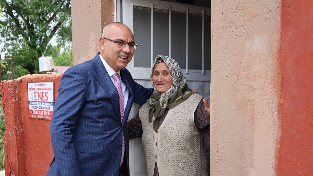 Ağrı Valisi Mustafa Koç'tan kendisine uzaktan görüp el sallayan yaşlı kadına sürpriz ziyaret