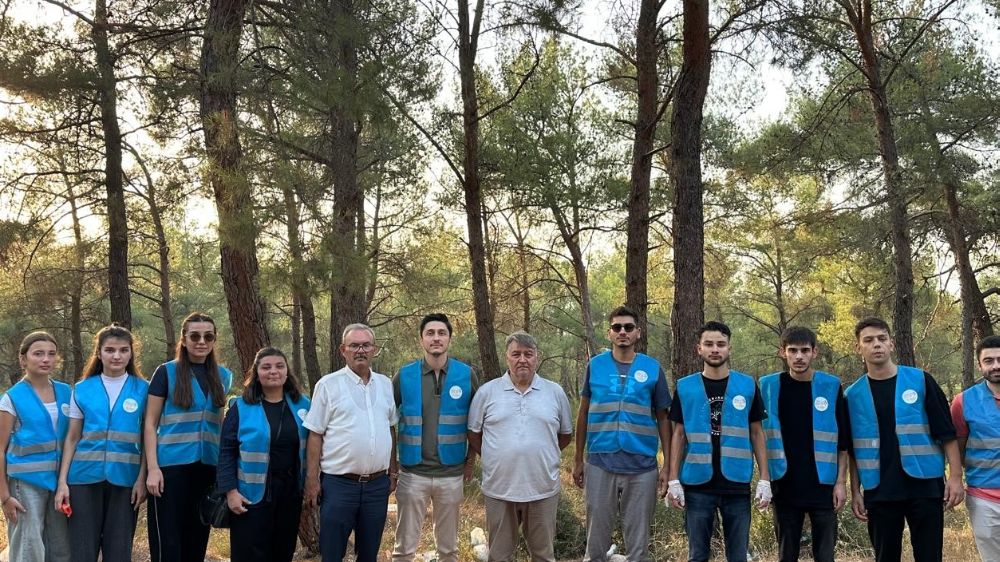AK Parti'li gençlerden çevre temizliği