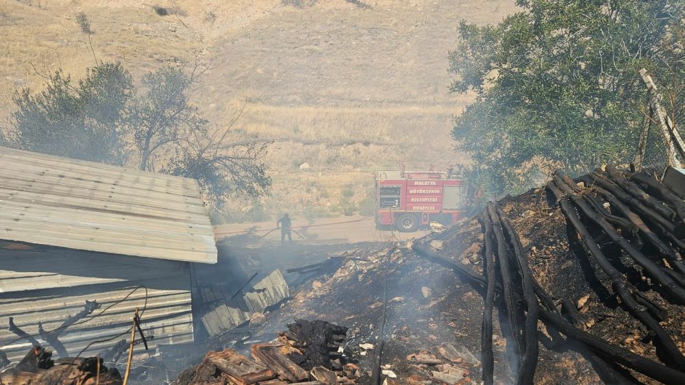 Akçadağ’da odunluk yangını korkuttu