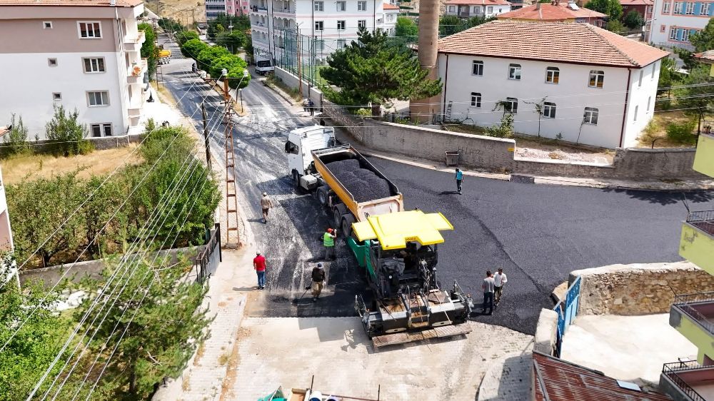 Akdağmadeni’nde cadde ve sokaklar sıcak asfalt ile yenileniyor