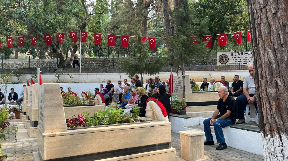Alanya’da 15 Temmuz’da şehitliğe karanfil bırakıldı
