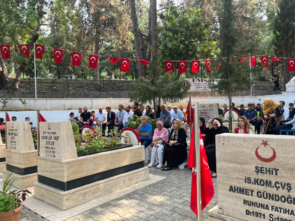 Alanya’da 15 Temmuz’da şehitliğe karanfil bırakıldı