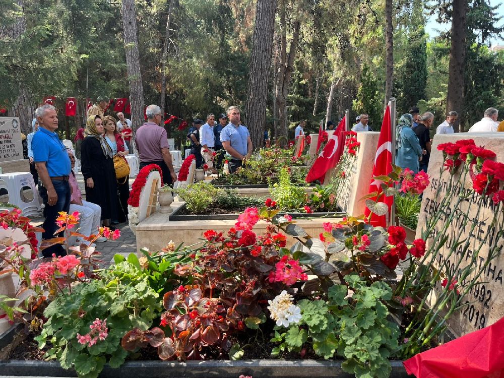 Alanya’da 15 Temmuz’da şehitliğe karanfil bırakıldı
