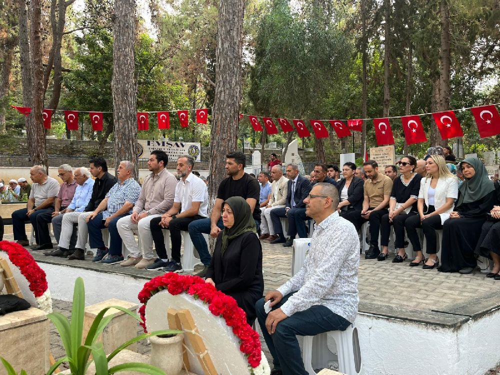 Alanya’da 15 Temmuz’da şehitliğe karanfil bırakıldı