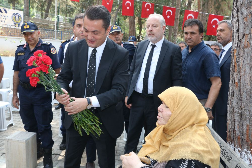 Alanya’da 15 Temmuz’da şehitliğe karanfil bırakıldı