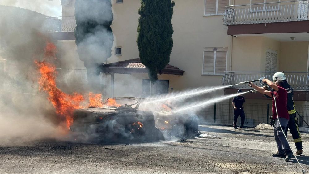 Alanya'da seyir halindeki otomobil alev alev yandı
