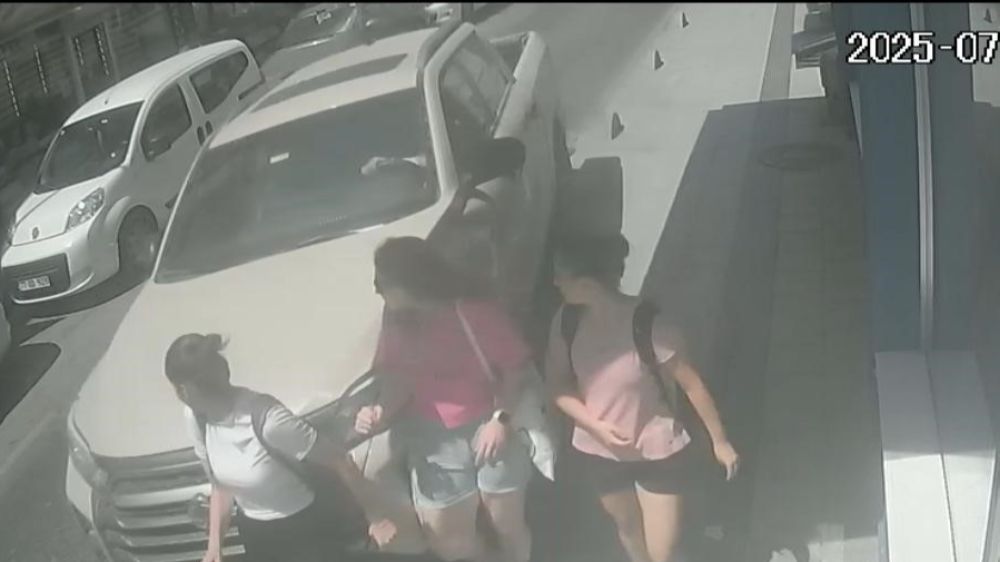 Alkollü sürücü kaldırımda yürüyen yayalara çarptı: 2 yaralı