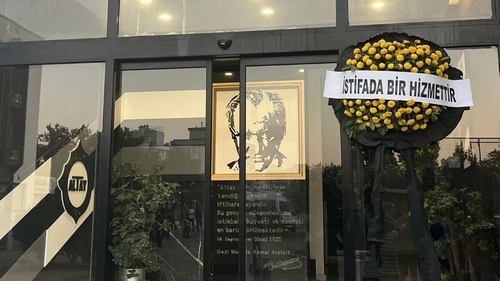 Altay taraftarından siyah çelenk protestosu