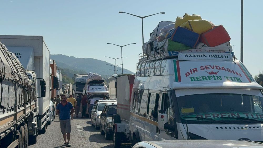 Anadolu otoyolunda tır bariyere girdi yol trafiğe kapandı