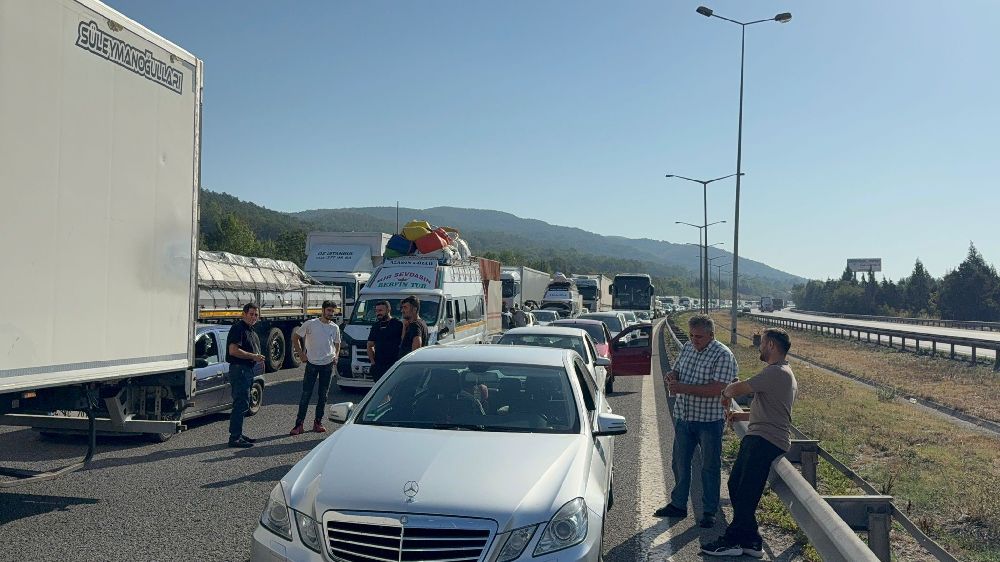 Anadolu otoyolunda tır bariyere girdi yol trafiğe kapandı
